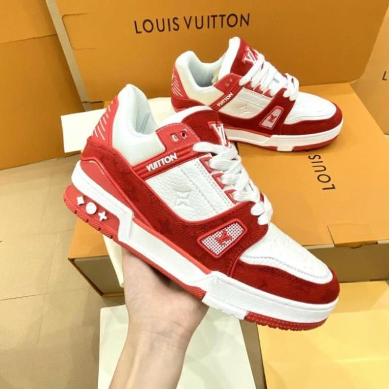 รองเท ้ าผ ้ าใบ Lv พร ้ อม Red Mix ใหม ่ ล ่ าสุด 2023 Louis Vuitton LV Trainer Monogram Denim Shoes สีแดงขนาดเต ็ มสําหรับผู ้ ชายและผู ้ หญิง