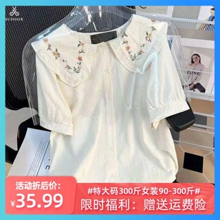 เสื้อลายดอกสาวอวบ เสื้อคนอ้วนผู้หญิงไซส์ใหญ่ เสื้อเบลาส์ปักลายดอกไม้ไซส์ใหญ่พิเศษไซส์300สำหรับสาวอวบเสื้อคอตุ๊กตาทรงหลวมสำหรับฤดูร้อนดูสดใสและหวานลดอายุ2