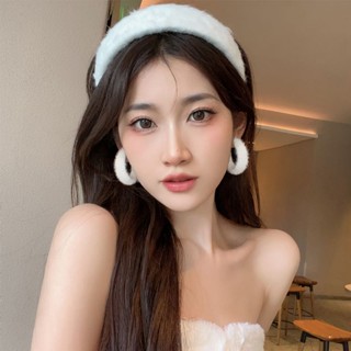 [ขายดี] ที่คาดผม ผ้ากํามะหยี่ขนนิ่ม ขนเฟอร์ สีขาว เข้ากับทุกการแต่งกาย ฤดูใบไม้ร่วง ฤดูหนาว ที่คาดผมหัวกะโหลกสูง ย้อนยุค ฝรั่งเศส สีพื้น ปีกกว้าง นักเรียน สํานักงาน คนงาน แต่งตัว ที่คาดผม ภาพถ่าย ที่คาดผม ที่สวยงาม อุปกรณ์เสริม
