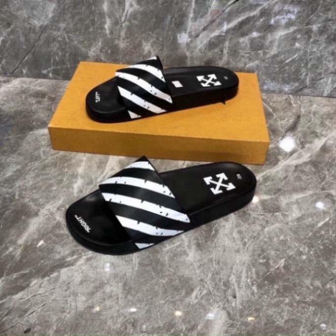 รองเท้าแตะสายไขว้ OFF WHITE สุดเท่สําหรับเด็กผู้ชายบนท้องถนน