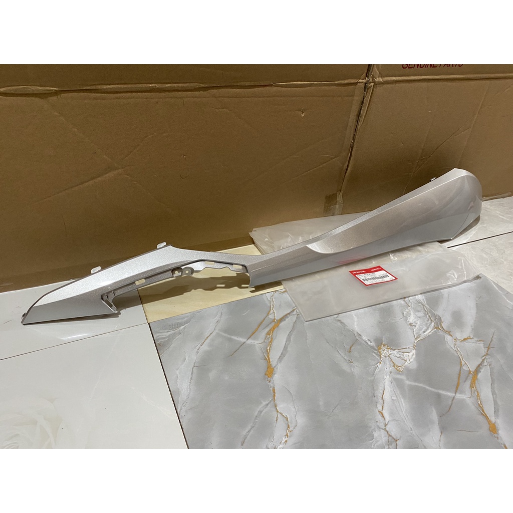 ครอบข้างขวา | Lead 125 (2018) บาร์ข้าง สีเงิน *NH411M* แท้ Honda (83510-K12-V00ZD)