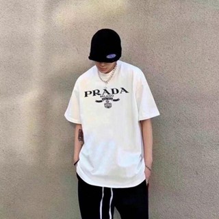 Prada เสื้อยืดลําลอง แขนสั้น คอกลม พิมพ์ลายโลโก้ตัวอักษร PR เหมาะกับฤดูร้อน สไตล์ยุโรป สําหรับผู้ชาย และผู้หญิง