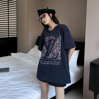 Lv ใหม่ เสื้อยืดแขนสั้น ผ้าฝ้ายแท้ พิมพ์ลายตัวอักษร ทรงหลวม แฟชั่นฤดูร้อน สําหรับผู้ชาย และผู้หญิง