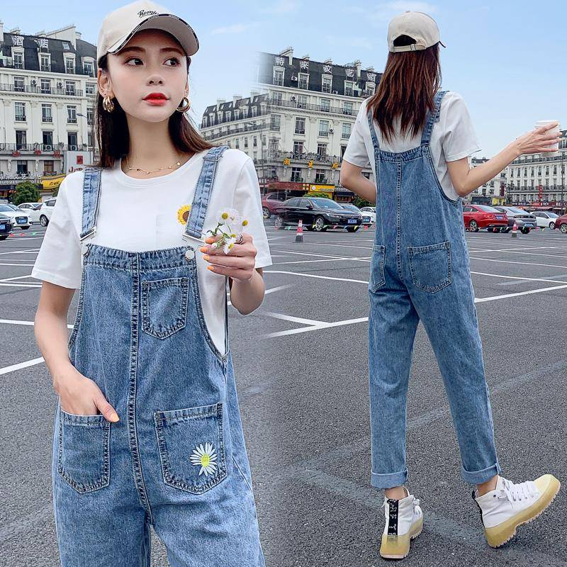 เอี๊ยมขายาว Overalls Denim ชุดเอี๊ยมผ้ายีนส์ปักลายดอกเดซี่สำหรับฤดูร้อนกางเกงเก้าส่วนทรงหลวมแฟชั่นสไตล์เกาหลีสำหรับผู้หญิงปี2020