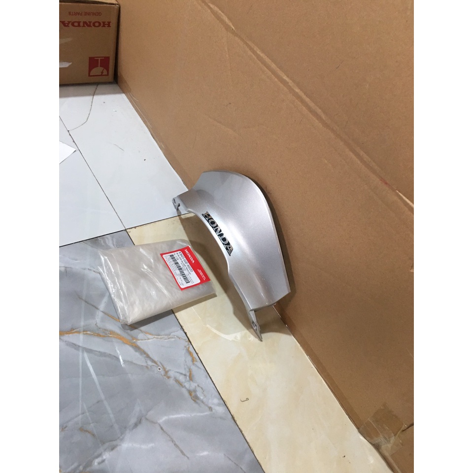 ตะกั่ว 110 (2009-2012) แผงท้ายล่าง สีเงิน *NH411M* (83603-GGE-900ZD)