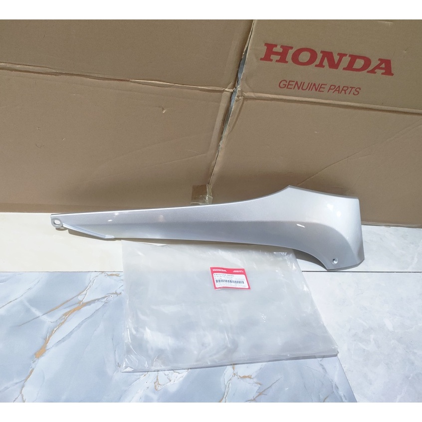 แผงพื้นซ้าย | แถบขอบตะกั่ว 110 เก่า (2009-2012) สีเงิน *NH411M* (83610-GGE-900ZD)