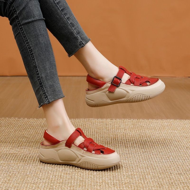 โปรโมชั่นสินค้าใหม่ เพิ่มความสูง 4 ซม.ขายดี Baotou Hole รองเท้า 2024 ฤดูร้อน Retro สไตล์ Soft Sole แบนกีฬา All-Match Hollow รองเท้าผู้หญิงผมตรง