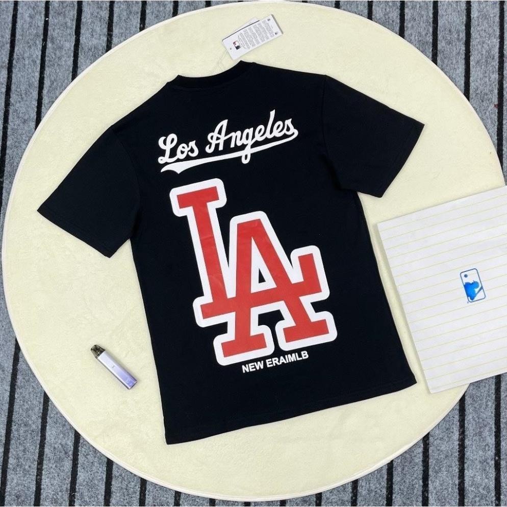 เสื้อยืดแขนสั้นพิมพ์ลายตัวอักษร LA สีแดงผ้ายืดคอกลม UNISEX NA