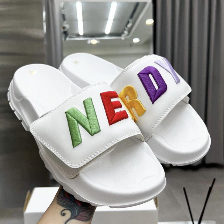 รองเท้าแตะ nerdy สีขาวสีดําลายโลโก้ปักและสาย Velcro หนังขนาดเต็ม 36-43 nerdy สีขาว/ดํา สูง 4 ซม.