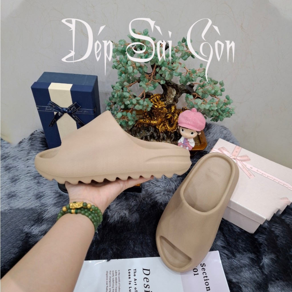 (ขนาดเพิ่ม 1 ขนาด) รองเท้าแตะขนมปังพื้นผิว การควบคุมคุณภาพ มีโลโก้นูน วัสดุกันลื่น อีวา เบาสุด ๆ พร้