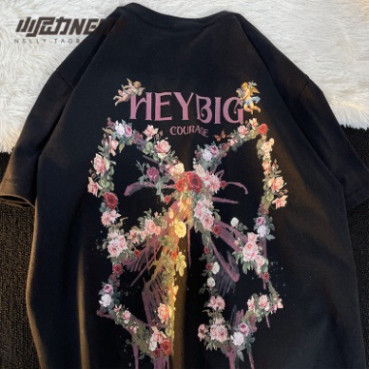 Nelly Heybig เสื้อยืดแขนสั้นทรงหลวมสําหรับผู้หญิงและผู้ชาย - Courage HANOVA