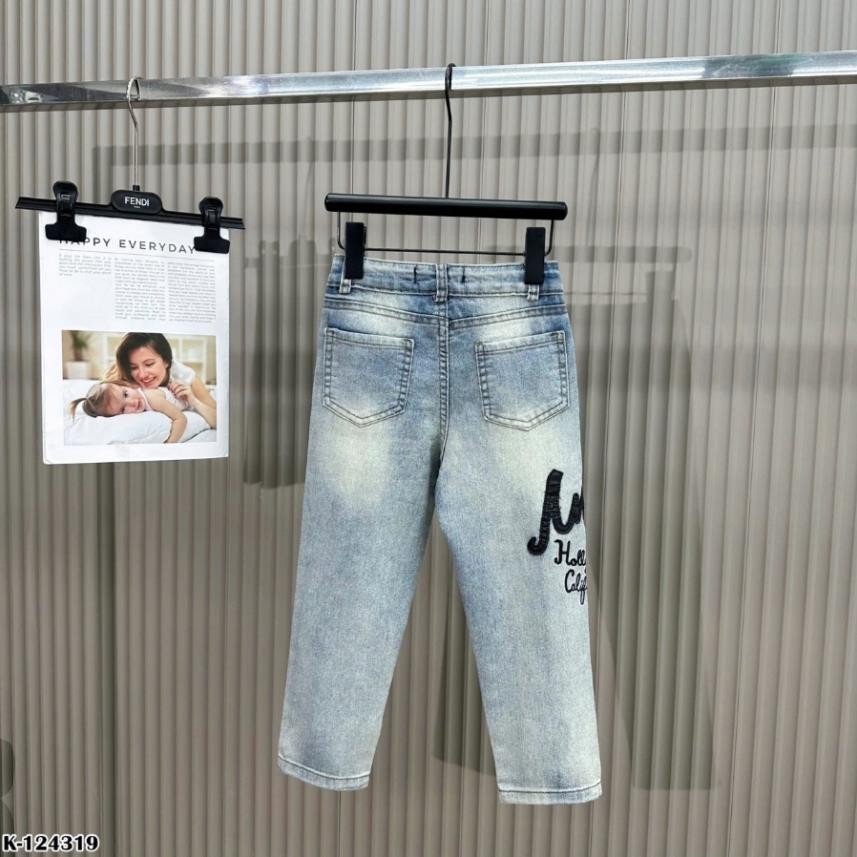 กางเกงยีนส์ Amiri สําหรับเด็กผู้ชายปักลายตัวอักษรที่ยอดเยี่ยม - กางเกงยีนส์เข่าฉีกสุดฮอตสําหรับเด็ก