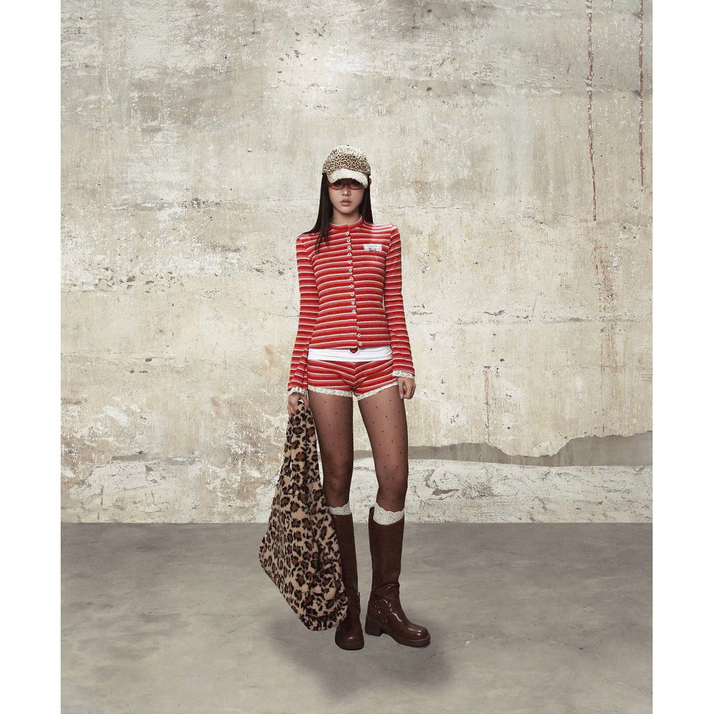 So Dáte.Club – เสื้อยืดแขนยาวลายทางสีแดง เสื้อยืดแขนสั้นกระดุมสีแดงคอปกและกางเกงขาสั้นลายทางสีแดง