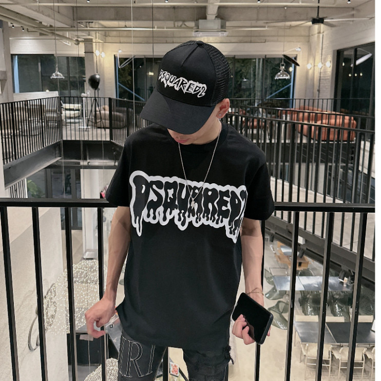 DSQ เสื้อยืดผู้ชายลาย Flowing Letters พิมพ์ความร้อนคุณภาพสูง ผ้าคอตตอนยืด 2 ทาง เหมาะสําหรับผู้ชาย