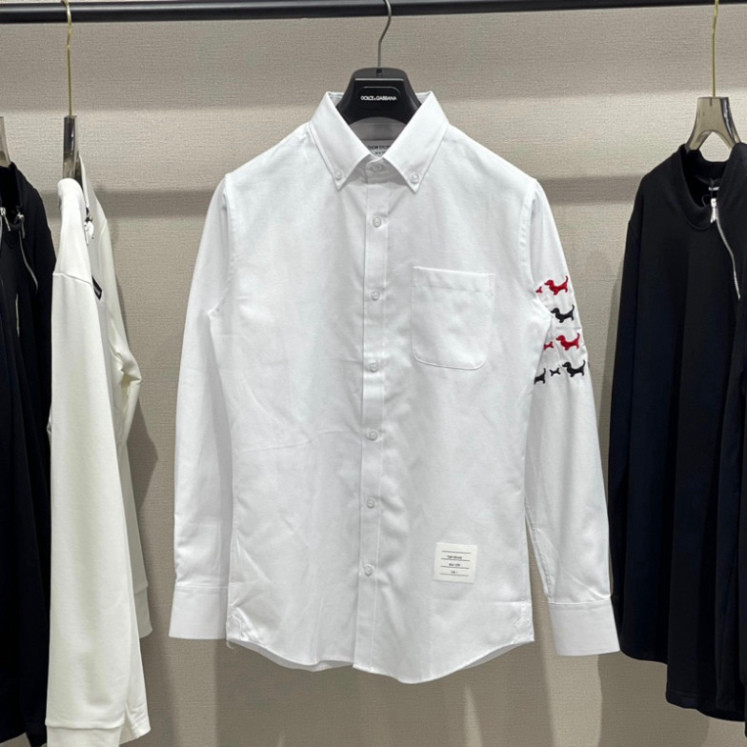 เสื้อเชิ้ตสีขาวแขนยาวสําหรับผู้ชายและผู้หญิงปักภาพสุนัขกระดูกสีดําและสีแดงแขนผ้าหยาบโลโก้ตัวอักษรท้องหนา เอสเอ็ม83พี
