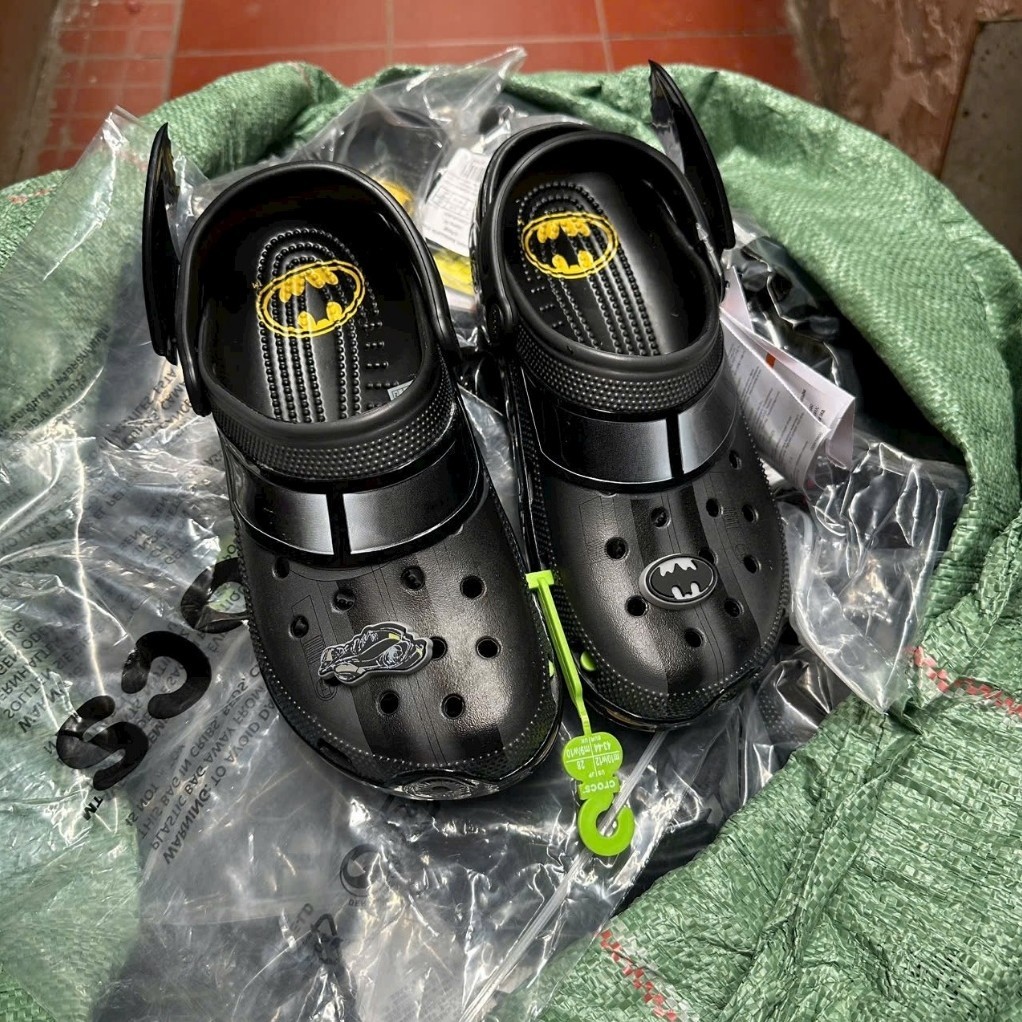 รองเท้าแตะ Crocs Batman รุ่นพิเศษ