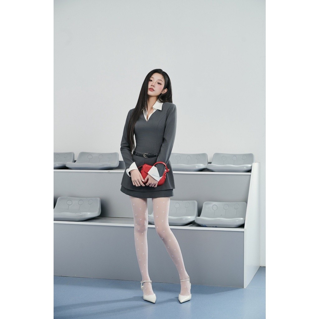 FDC95200 - kate เดรสออฟฟิศผ้าดิบคอเยอรมัน คอวี แขนยาว กระดุมข้อมือ กระเป๋าพนัง กระดุมหิน - ม.ค. โดย 