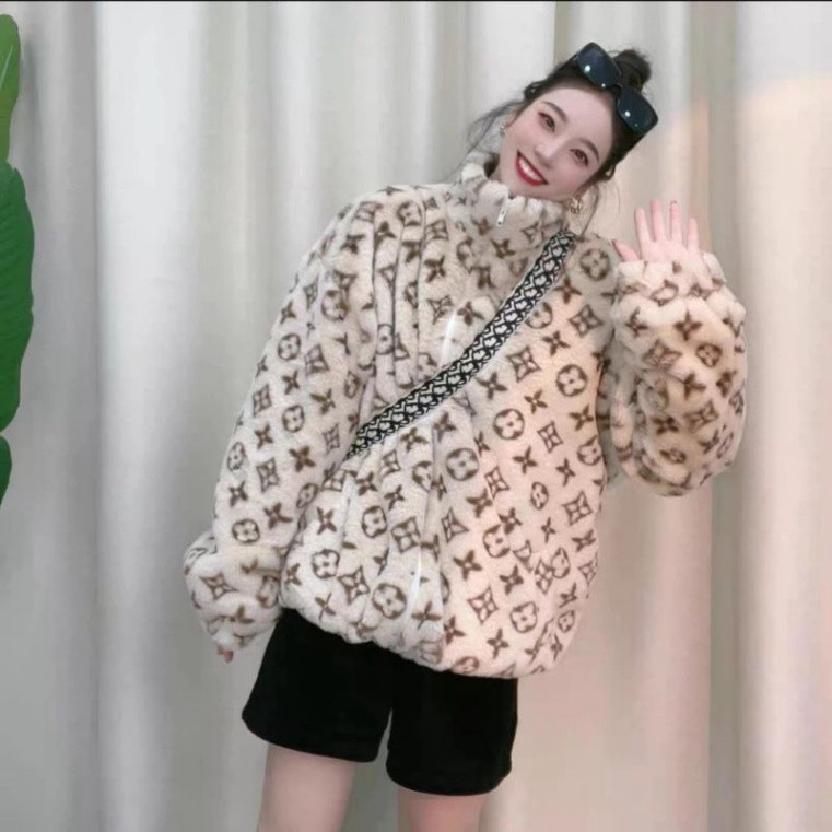 ️สินค้าคุณภาพสูง ️ Lv เสื้อโค้ทขนสัตว์มีฮู้ดพิมพ์ลาย LV Fur Coat_หมวกลายนูนรุ่นฤดูใบไม้ร่วงสุดฮอตฤดูหนาวพร้อมหมวกหูกระต่ายสีขาว
