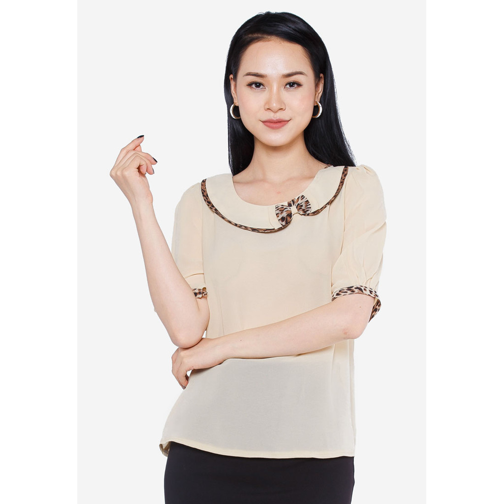 เสื้อชีฟองสีครีมแขนคอปกออฟเซ็ต 2 ชั้น และโบว์ ADB07KE