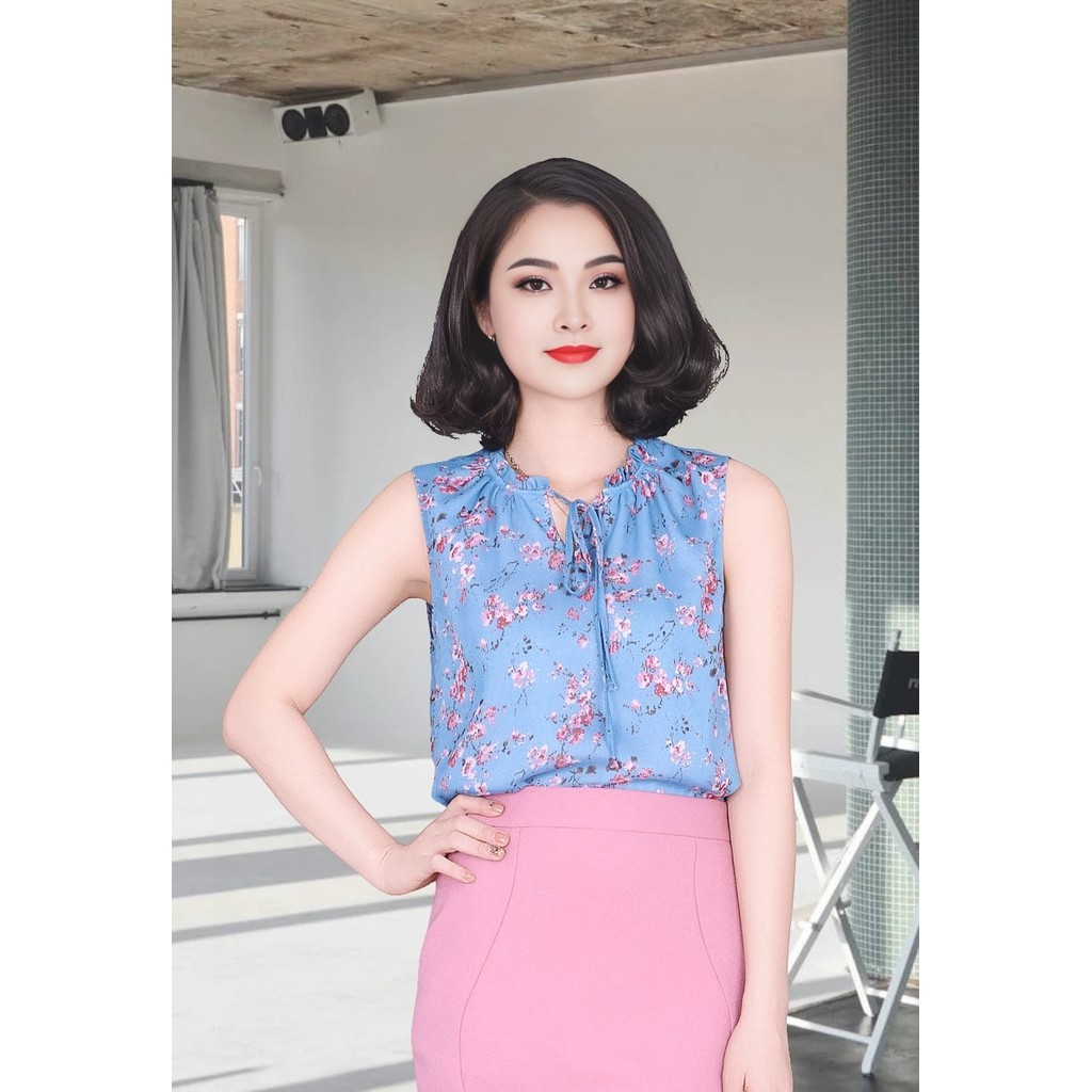 เสื้อแขนกุดผ้าชีฟองลายดอกไม้สีแดงพื้นสีฟ้าทรงหลวมคอปกจับจีบผูกเชือก ADB1592XDO