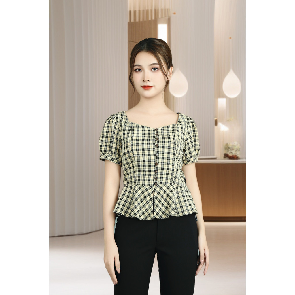 เสื้อเชิ้ตแขนสั้นลายตารางหมากรุกสีน้ําตาลคอปก U และกระดุมสีน้ําตาลแต่งระบาย ADB2153CRNA