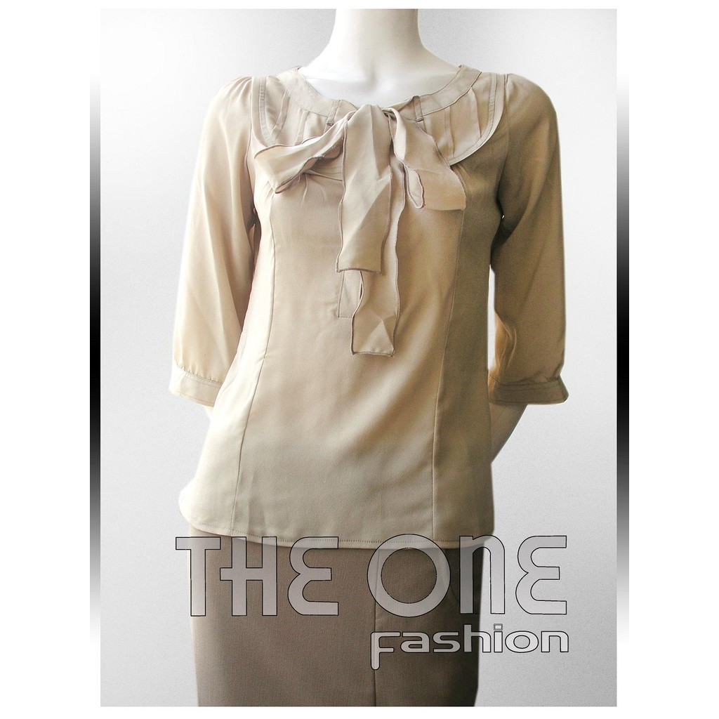 เสื้อเชิ้ตสีเบจแขนสั้นคอกลมผูกโบว์และคอปกจับจีบ ADX1911BE