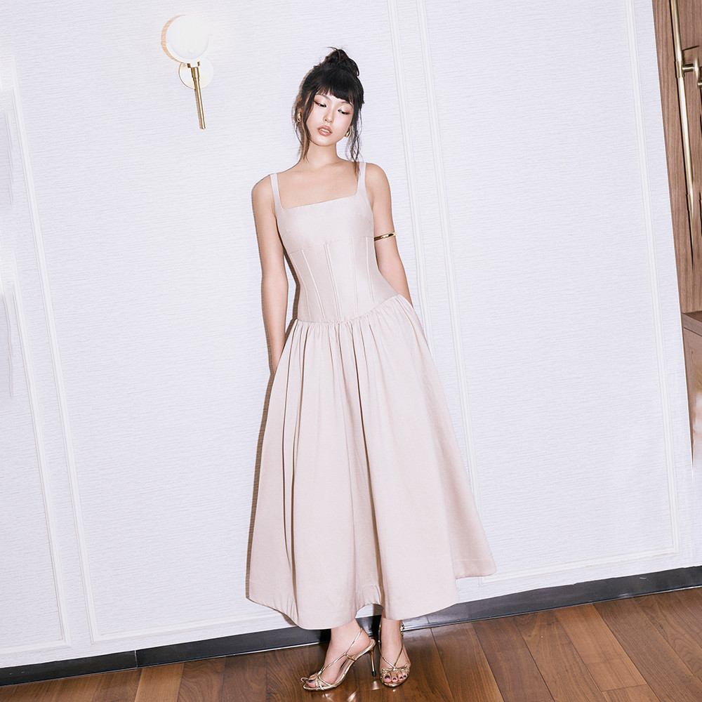 Rechic Emory เดรสยาวคอเหลี่ยมและทรงทาฟซ่าสุดหรู