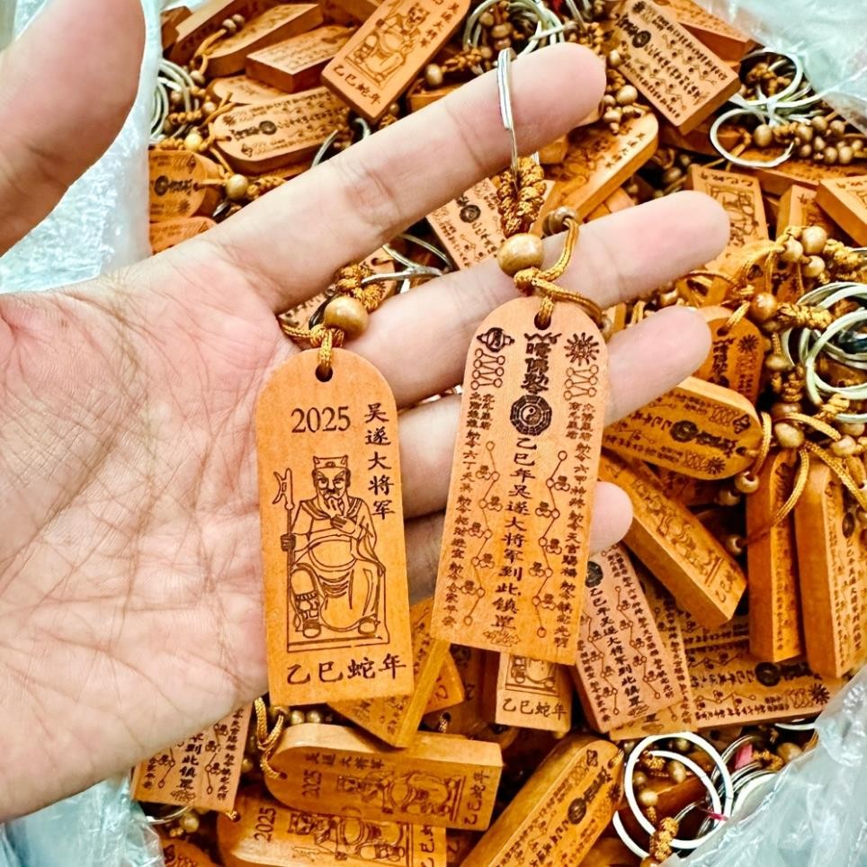 [ขายส่ง 100 ชิ้น] Wooden Thai Tue 2025 AT TI พวงกุญแจสําหรับ 2025 ปี BIS - HOI - DAN - THAN, Storm P