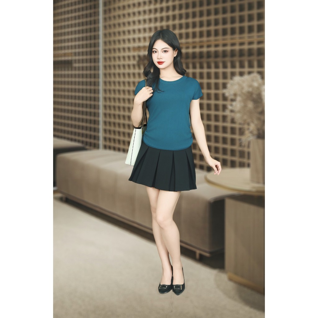 เสื้อสเวตเตอร์สีน้ําเงินเข้มคอกลมและไหล่ยางยืดทั้งสองด้าน อัล6001xd