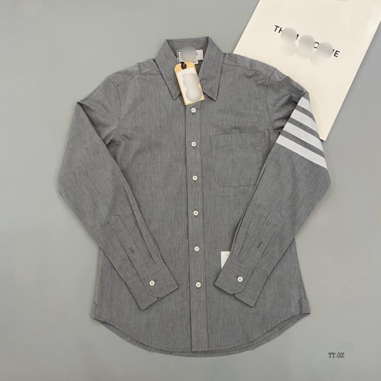 Thome Browne Shirt สีเทา ปักลายแขน 4 แถบ และโลโก้ตัวอักษรหน้าท้อง เสื้อ Somi Tom สีเทาแถบแขน 4 แถบ