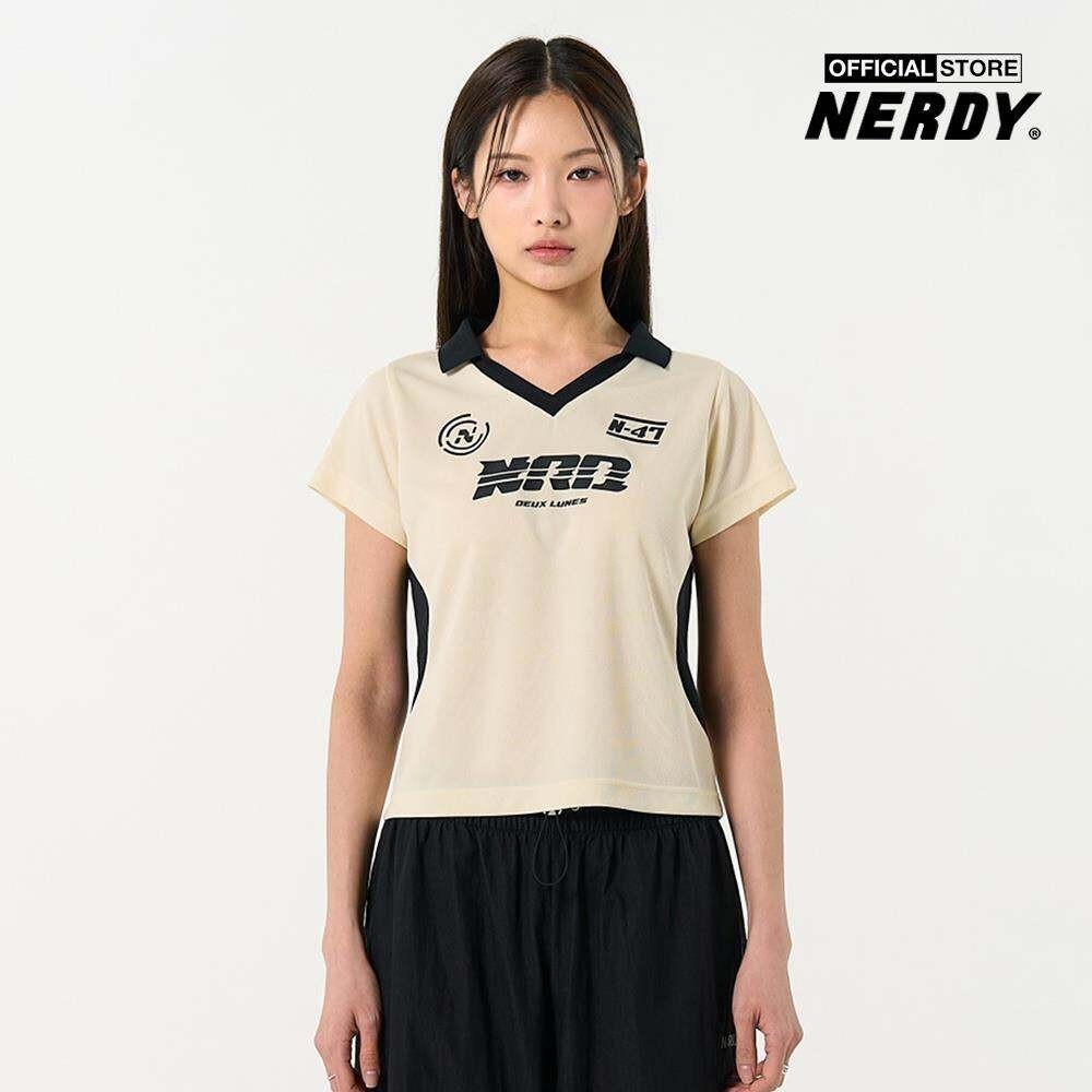 NERDY - เสื้อครอปผู้หญิงคอปกเปิดและแขนสั้น Sporty Jersey PNEU24ST13-37