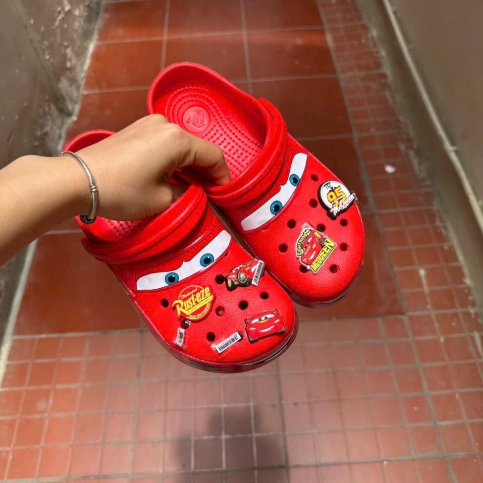 รองเท้าแตะ Crocs เด็กชาย Lightning McQueen – รถดิสนีย์ ตาโตน่ารัก