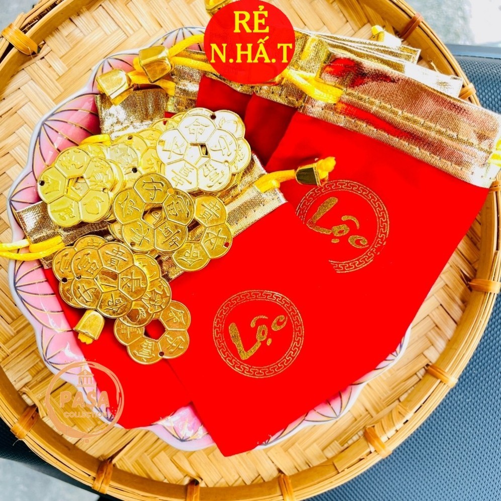 - [IM CHEAP] ถุง 7 โชคลาภ เหรียญดอกไม้แอปริคอท 5 กลีบสําหรับผู้ชาย สําหรับตู้ โต๊ะทํางาน [ฟรีถุง Red