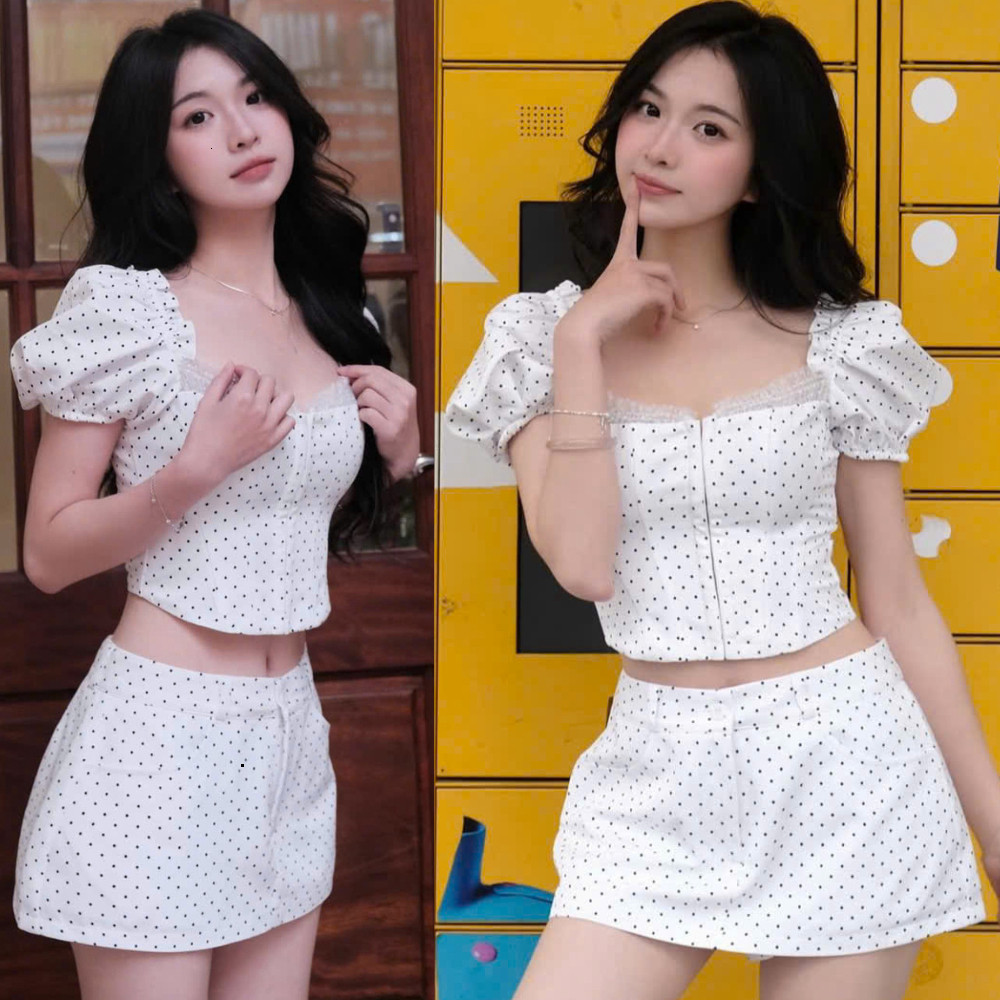 ชุดเสื้อลายจุดคอเหลี่ยมและแขนพัฟ + กระโปรงทรงเอสั้น - KANGSOOSTORE PSI6868