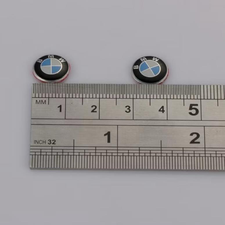 โลโก้ BMW 11 มม. 2 ตัว วางบนปุ่ม BMW