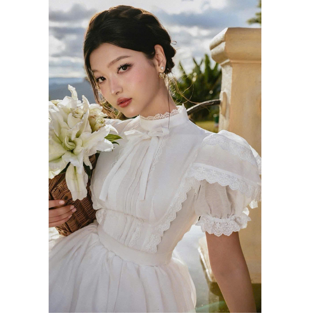 KANGSOOSTORE เดรสคอปกเยอรมันสีขาวแขนบานและลูกไม้ชุดดีไซน์คอโบว์หรูหราและมีเกียรติ JH992 PSI6868