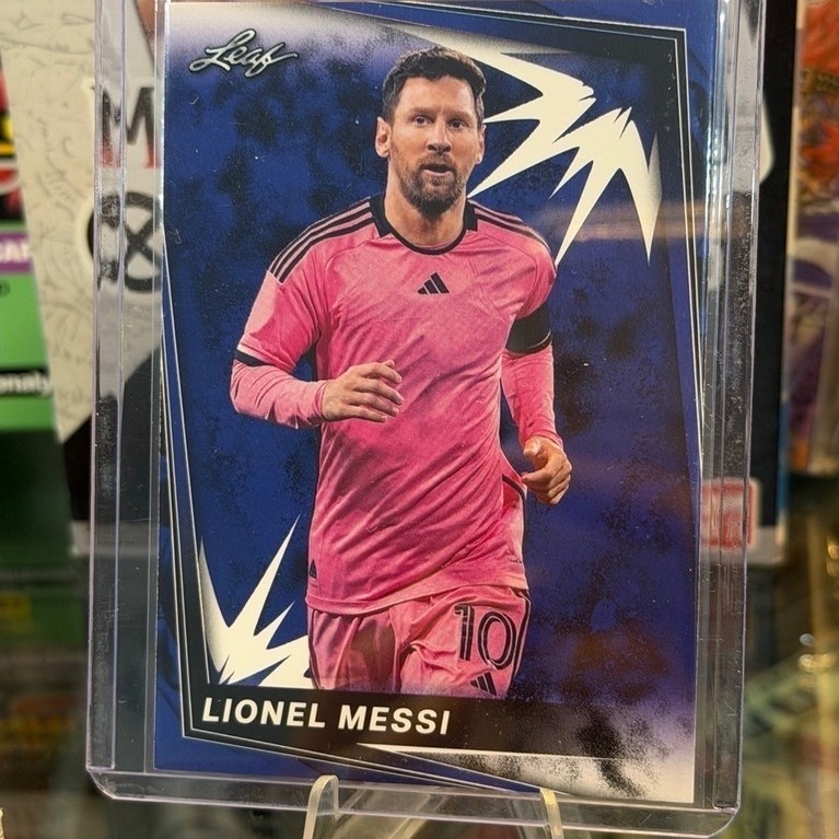 การ์ดเครื่องเล่น Lionel Messi ของแท้ Leaf 2024 Inter Miami Blue Parallel Shirt