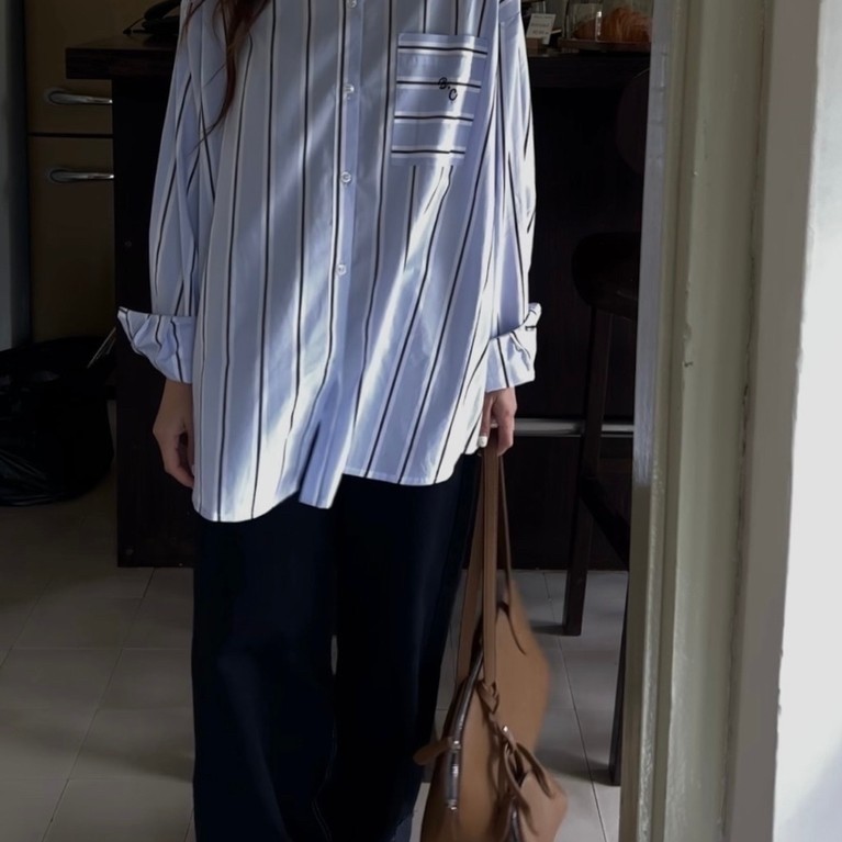 STRIPED SHIRT - STRIPED SHIRT ทรงหลวมฟรีไซส์ ดีไซน์กระดุม 2 ด้าน