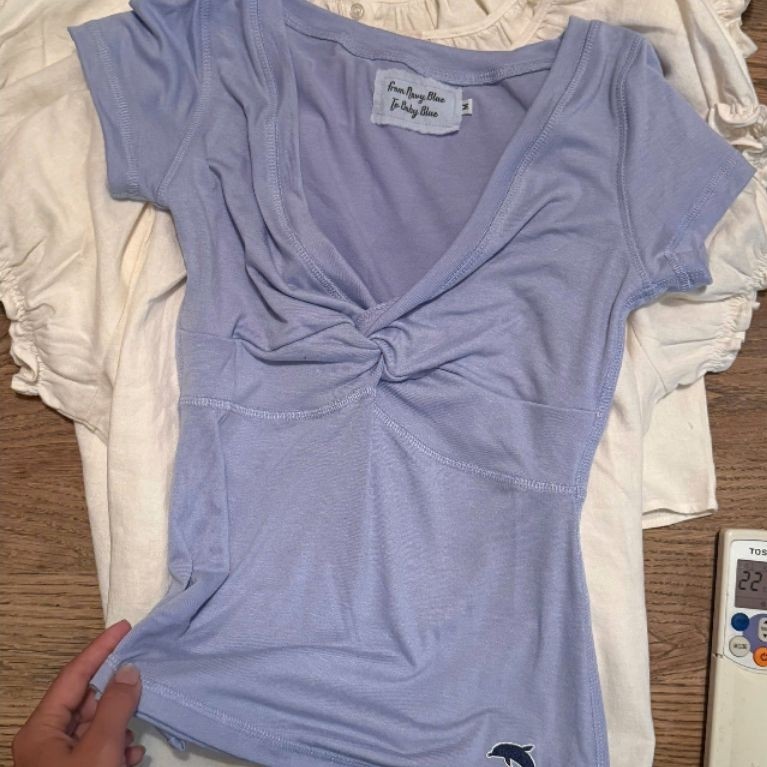 เสื้อยืด BASIC TWISTED V-NECK SLEEVE