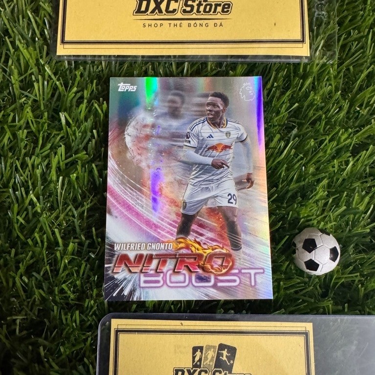 [ ของแท้ ] - NITRO BOOST - TOPPS PREMIER LEAGUE 2027 - WILFRIED GNONTO (LEEDS UNITED)