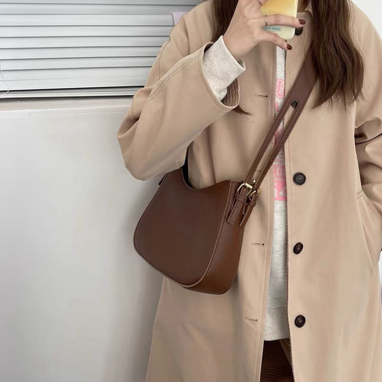Smooth PU Leather Curved Crossbody Bag Elegant and Easy to Coordinate แฟชั่นเกาหลี - TT238