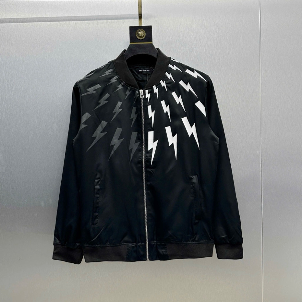 PB เสื้อแจ็คเก็ตบอมเบอร์ลมสําหรับผู้ชายและผู้หญิงพิมพ์ลายแถบสายฟ้าสีดําและสีขาวรอบคอสองด้านสตรีทบอยค