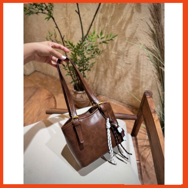 กระเป๋าสะพายไหล่หนังหนาสําหรับผู้หญิงพร้อม Charm Thegioituixachqc A66 [Vip]