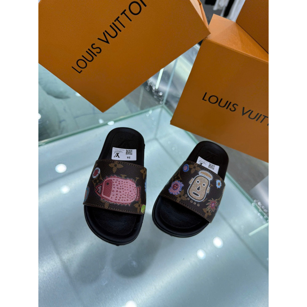 LV เลเวล รองเท้าแตะเด็กลายนูน ฮอตเทรนด์ 2025 สําหรับเด็กชายและเด็กหญิง