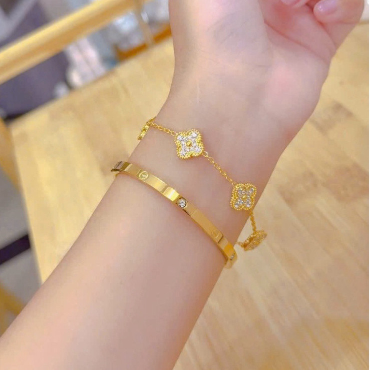 ชุดสร้อยข้อมือไทเทเนียมผสมผสมเสื้อผ้าสุดหรู Shop_trang_nemo