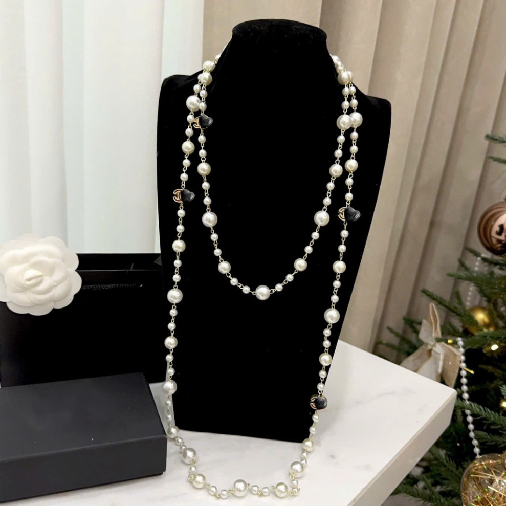 สร้อยคอหยกยาวลูกปัดสีเหลือง โลโก้ชาร์มสีดํา สวยด้วยกระโปรง & ao dai shop_trang_nemo