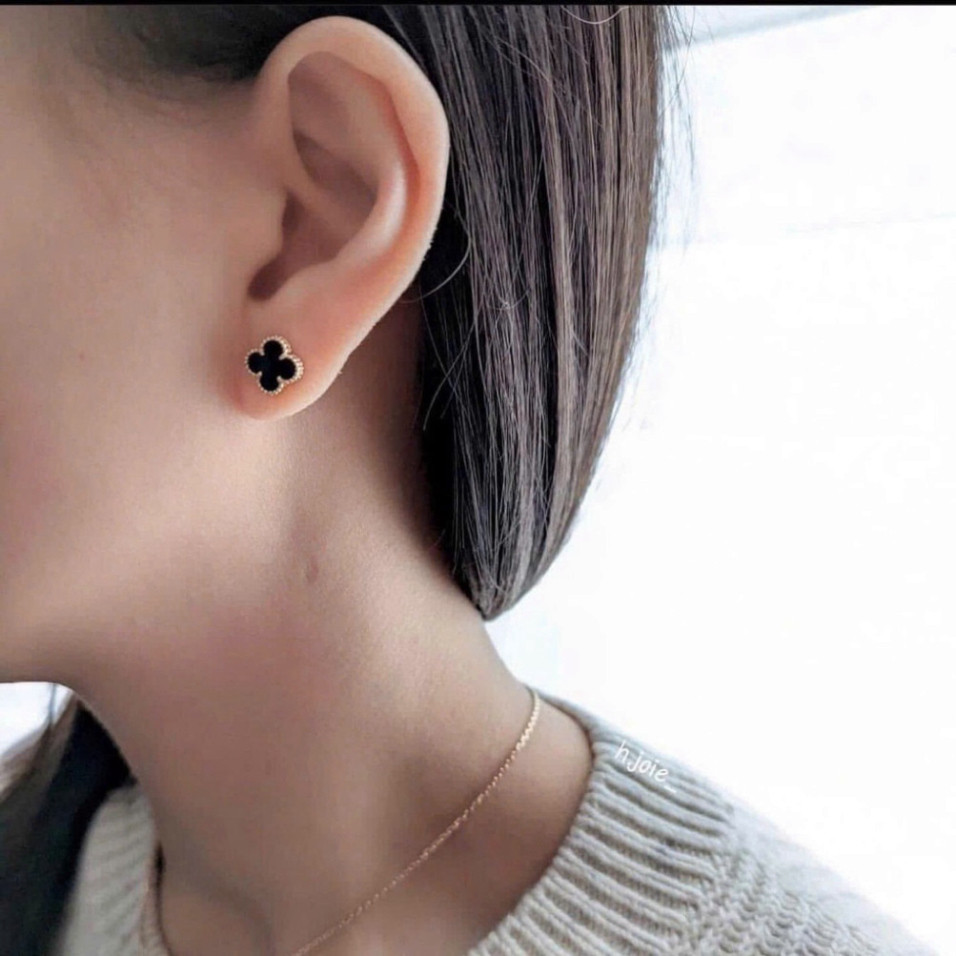 ต่างหูไทเทเนียมระดับไฮเอนด์โคลเวอร์สี่แฉกขนาดเล็กที่สวยงาม charm_store_hn shop_trang_nemo