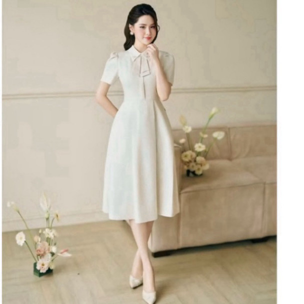 AAL02 เดรสออฟฟิศตัวยาวสีครีมคอปกโบว์-สไตล์หรูหราจาก An An