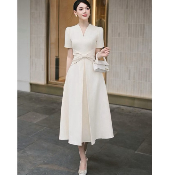 AAL08"ชุดเดรสยาวสีครีมเรียบหรูคอ V และเอวโบว์ - An - สไตล์สํานักงานเซ็กซี่"