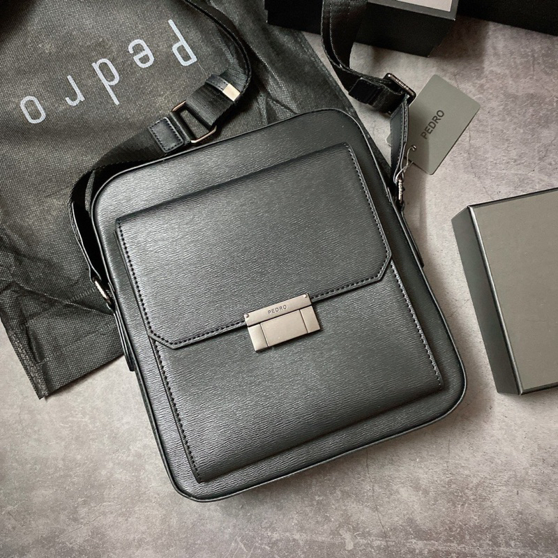 Pedro Mens Vertical Crossbody Bag หนังขูด